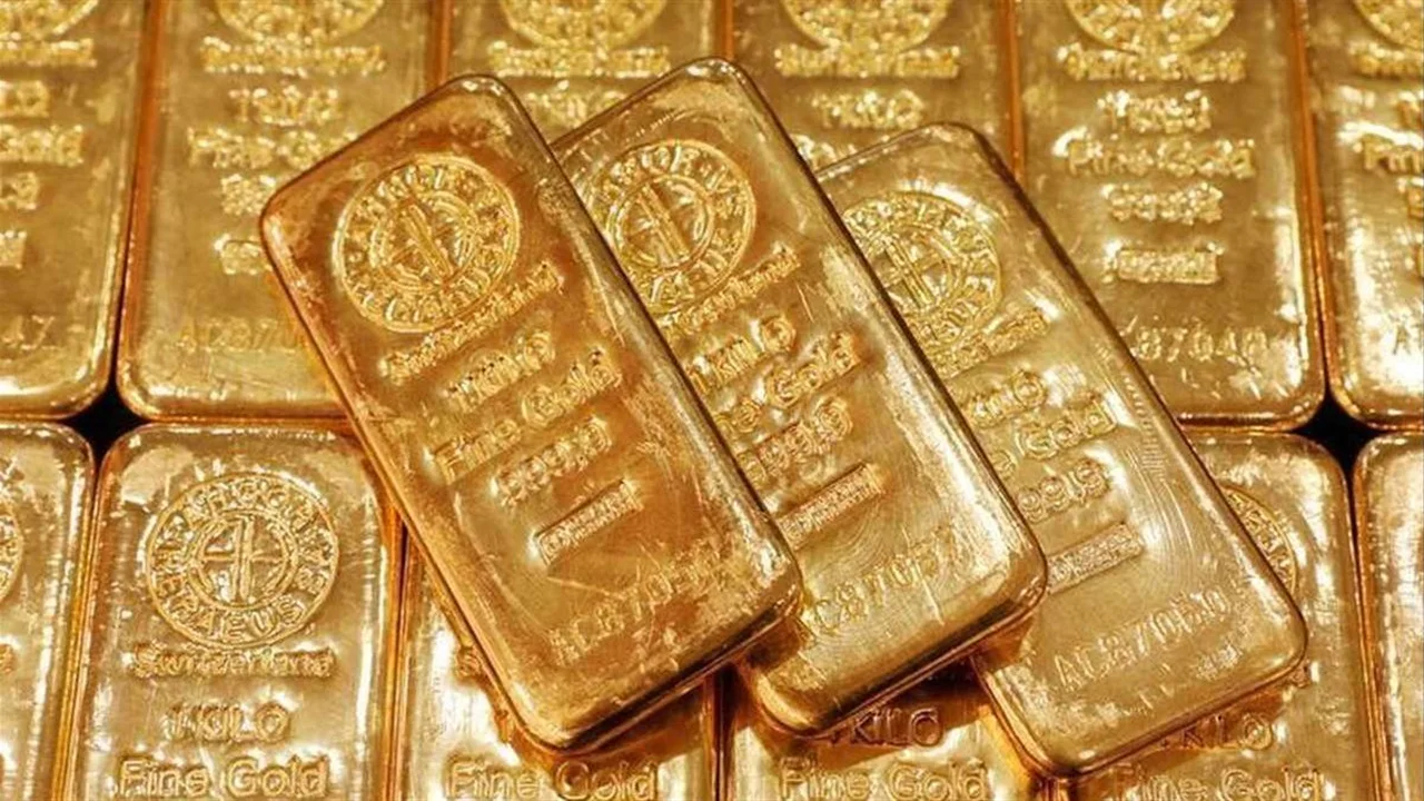 لماذا يواصل سعر الذهب الصعود في مصر رغم تراجعه في الأسواق العالمية؟